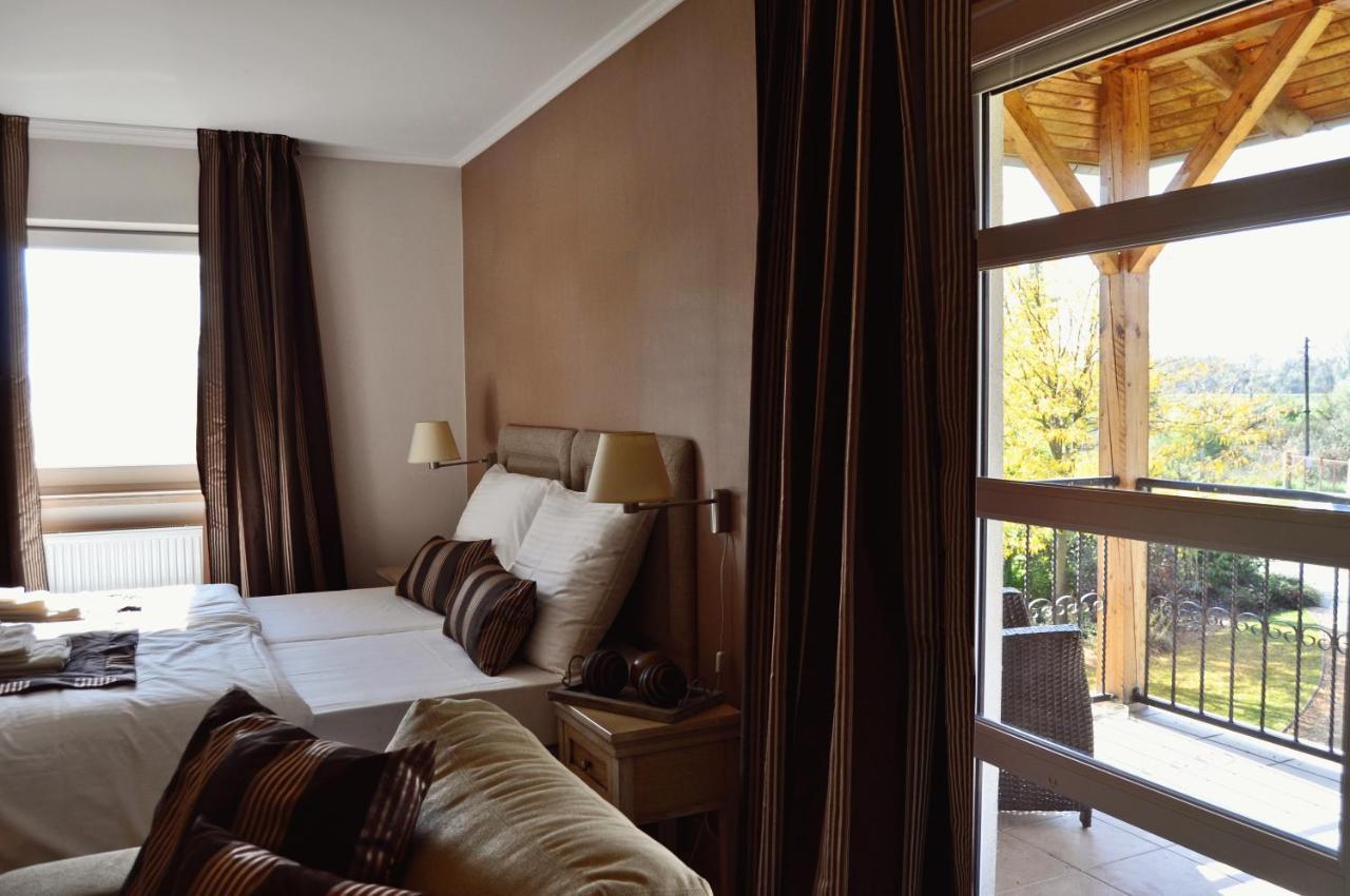 Diva Kacica Restaurant & Pansion Hotel Révkomárom Szoba fotó